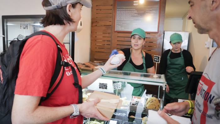 Tiendas callejeras en contenedores marítimos 1 Tienda de comida dentro de un contenedor marítimo