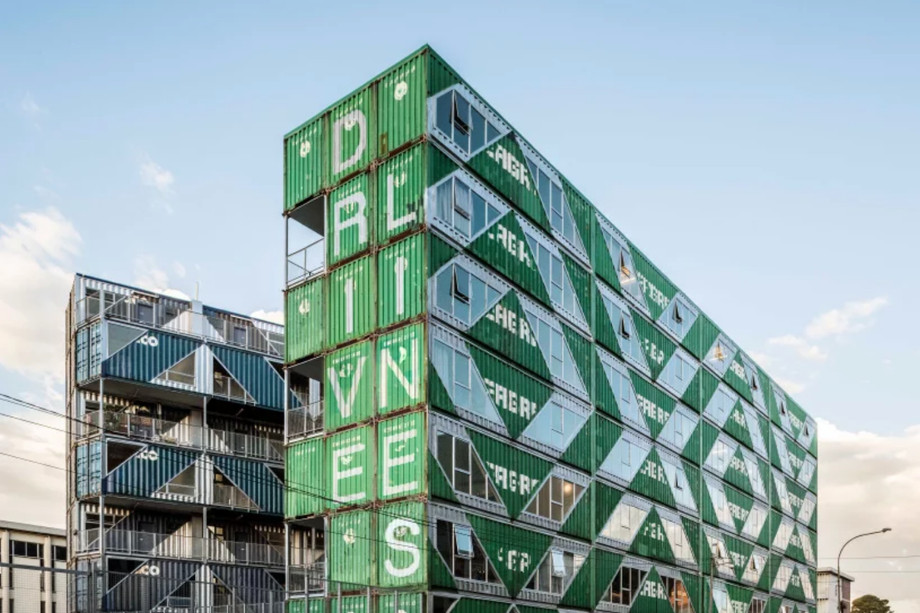 Sorprendente edificio creado con 140 contenedores marítimos 1