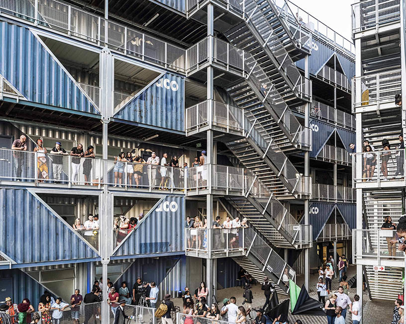 Sorprendente edificio creado con 140 contenedores marítimos 2