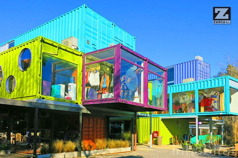 centro comercial construido con contenedores marítimos