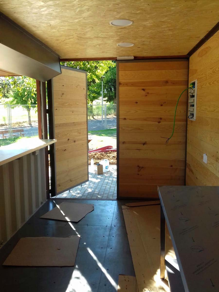 Bar contenedor en piscina 11